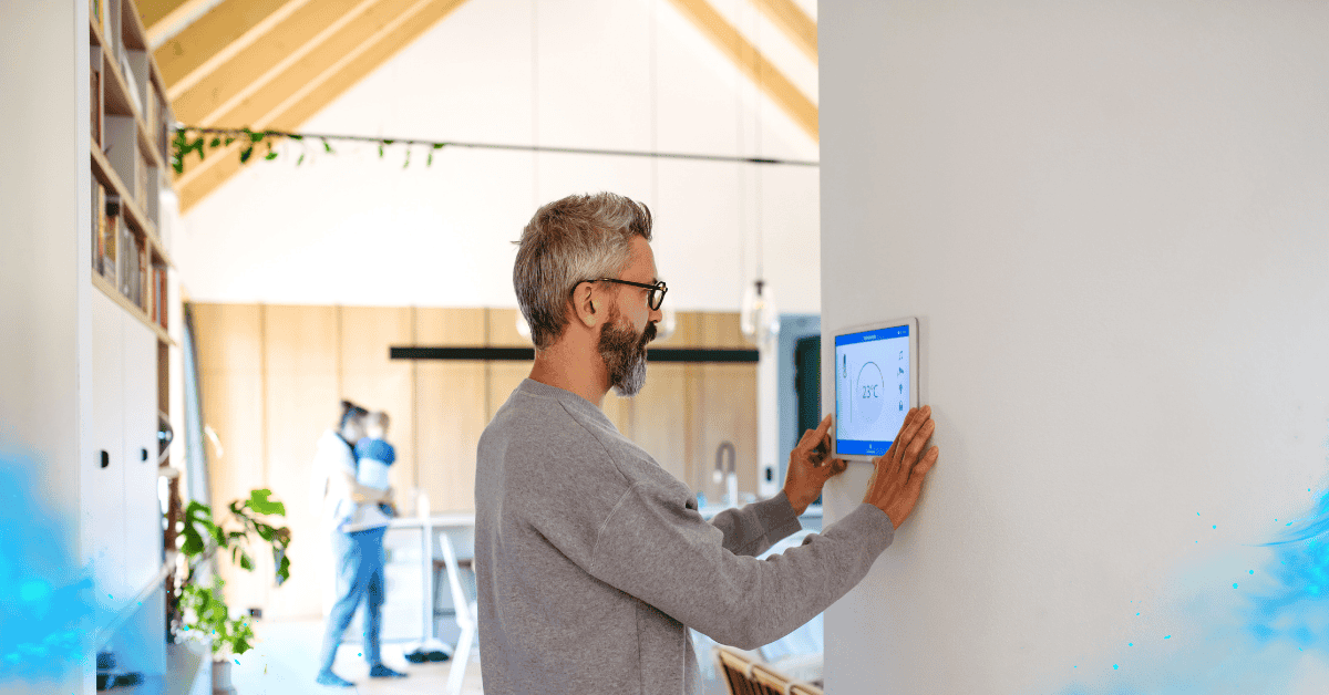 Alt‑teksti: älylaitteet kotona älykodin ohjauspaneelin käyttö