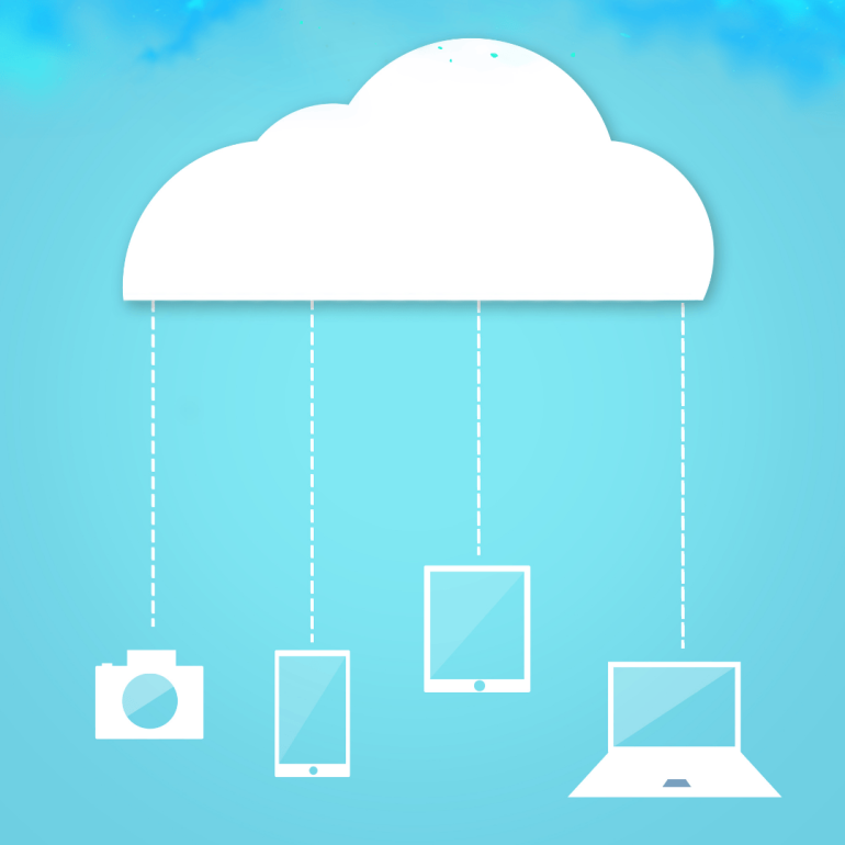 Valkoinen pilvi sinisellä taustalla, josta kulkee katkoviivoja alas eri laitteisiin (kamera, älypuhelin, tabletti ja kannettava tietokone), kuvastaen tiedon siirtymistä pilvipalvelusta eri laitteille