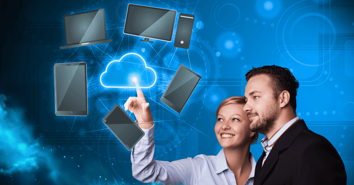 Nainen ja mies katsovat sinisellä taustalla leijuvaa pilvi-ikonia, jota nainen koskettaa sormellaan; pilven ympärillä on eri laitteita (kannettava tietokone, pöytäkone, tabletti ja älypuhelin), kuvastaen pilvipalvelun yhdistävän eri laitteet